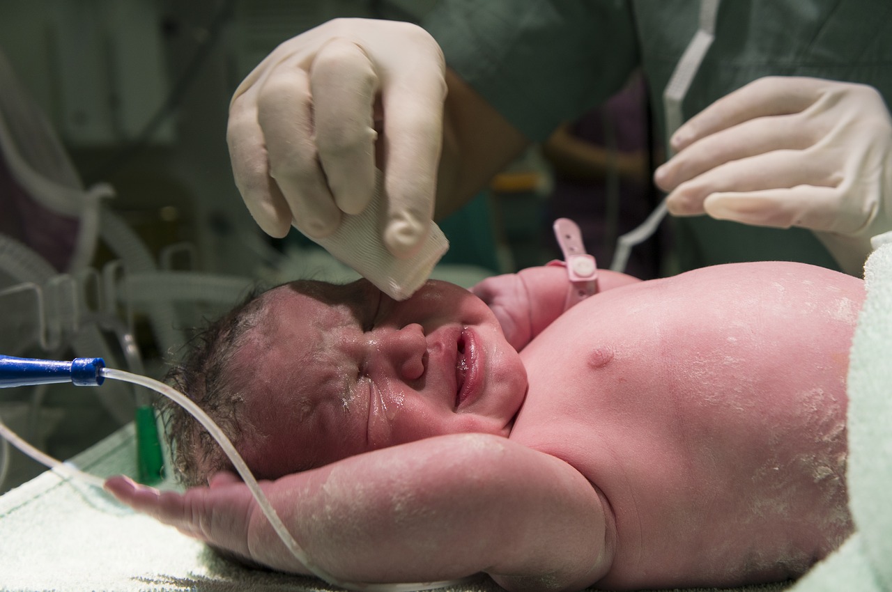 Les Médecins, Les Infirmières Utilisent Un Coton-tige Imbibé D